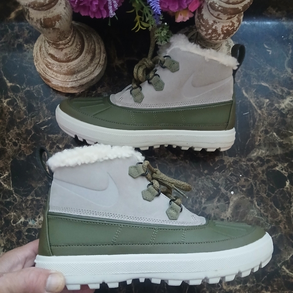 Nike Woodside Chukka 2 Athletic/Lifestyle Fall-Winter Boots Size 7.5 for Women - Picture 1 of 12